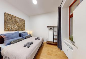 SweetHome - Business Apartment, gr. K  che, SmartTV allows 18 year olds to book a room