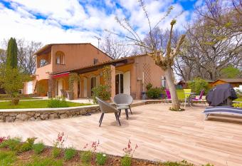 Les ECUREUILS has rooms with a private hot tub