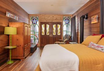 Wanderer Studio, An Off Grid Mountain Guest Studio With Fantastic Views allows 18 year olds to book a room