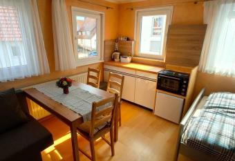 zentrale & ruhige Ferienwohnung has Balcony rooms