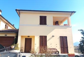 CASAVACANZE MEVANIA has Balcony rooms