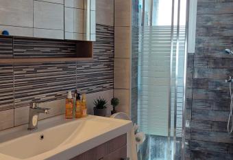 Despoinas Sunny Appartment allows 18 year olds to book a room