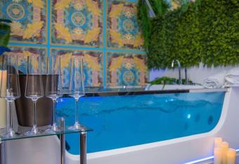 luxury Love Room in City Center has rooms with a private hot tub