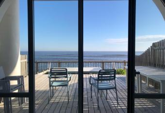 APPARTEMENT LES PIEDS DANS L EAU allows 18 year olds to book a room