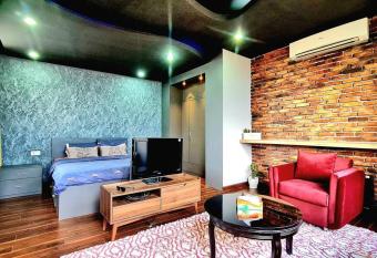 1Bedroom studio penthouse in the heart of city allows 18 year olds to book a room