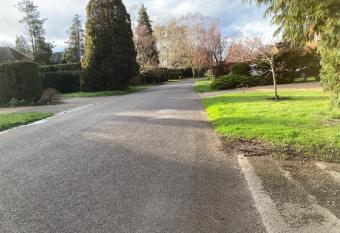 Guildford Home - Free Parkings, River, Waterfall View & Woodland Garden, Guildford, Surrey, UK has Balcony rooms