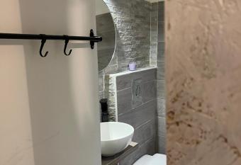 HomeSuite22 has rooms with a private hot tub