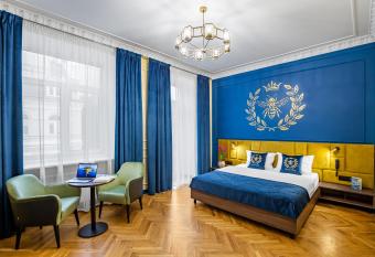 Queen Bee has rooms with a private hot tub