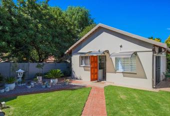 The Lemon Tree Oasis - Solar allows 18 year olds to book a room