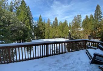 The Bears Den Lodge has Balcony rooms