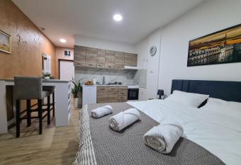 Stella Apartman Ruma has Balcony rooms