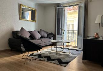 Appartement spacieux et cosy centre historique LE CASTILLET has Balcony rooms