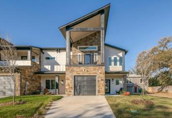 Stylish townhome near AT&T Stadium, Globe Life, Six Flags & More has Balcony rooms