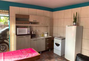 Kitnet aconchegante espa  osa bem localizada proximo trevo Cataratas has Balcony rooms