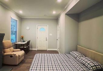 Apatrment Parkville Guest House allows 18 year olds to book a room