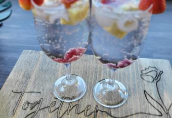 Windsong Living Tree Living has rooms with a private hot tub