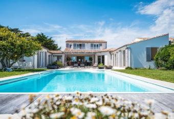 Magnifique villa sur front de mer avec piscine chauff  e sur l Ile de R   has Balcony rooms