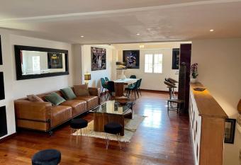 Ravissant loft dans le centre de Saint-Tropez has Balcony rooms