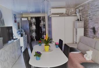 Studio cosy et moderne    deux pas des plages et des commerces allows 18 year olds to book a room