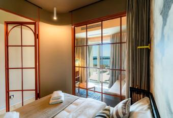 Rezident Tomis Marina allows 18 year olds to book a room