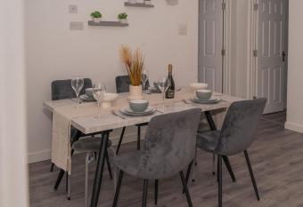 Spacious 4 Bedroom Apartment allows 18 year olds to book a room