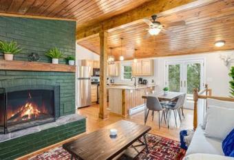 Harpers Ferry Cabin w Hot Tub, Huge Deck, Firepit, & WiFi! has Balcony rooms