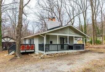 Modern Harpers Ferry Cabin w Hot Tub Deck WiFi has Balcony rooms