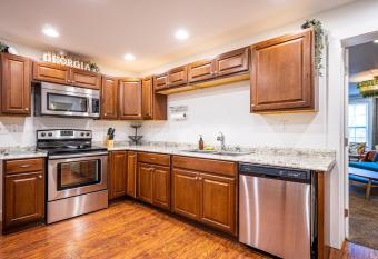 Cozy Bohemian 2 bed 1 Bath in Decatur has Balcony rooms