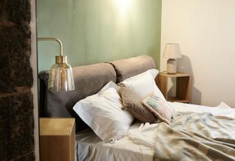 Il Moderno in centro citt   allows 18 year olds to book a room