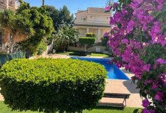 acogedora casa familiar con piscina has Balcony rooms
