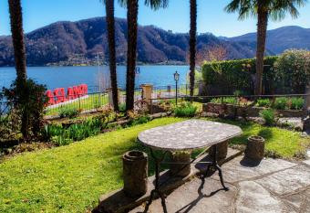 Meriggi Lakefront has Balcony rooms