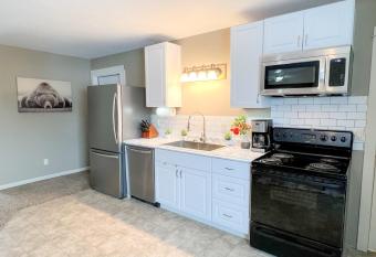 Apartment at Yellowstone Getaway in Box Canyon has Balcony rooms