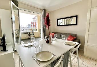 Studio Charmant Port Guillaume has Balcony rooms