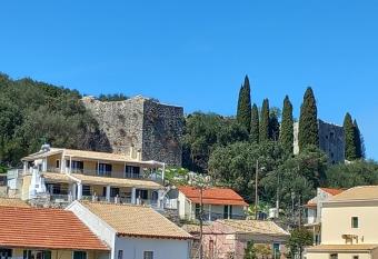 Solaris Methea- Luxury Central Villa by the Castle has rooms with a private hot tub