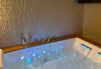 Enjoyhousebracciano suite1 has rooms with a private hot tub
