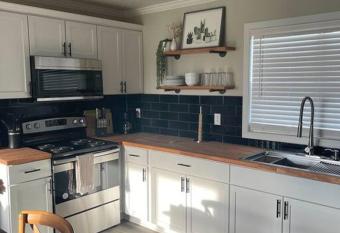 Piper's Place - 2 Bedroom House in DT Hamilton allows 18 year olds to book a room