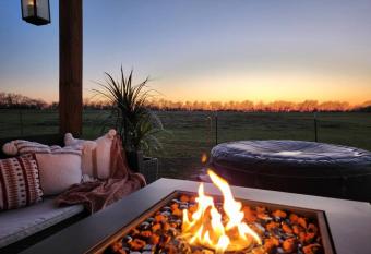 The Perfect Retreat- Modern Tiny Home - Hot Tub - King Bed - Twin Bed in Loft allows 18 year olds to book a room