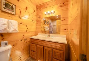 Mind Blowing Cabin on Bluff Mountain has rooms with a private hot tub