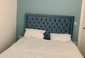 Marina apartments allows 18 year olds to book a room