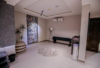                                                             has rooms with a private hot tub