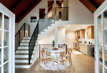 Chardot Manor has Balcony rooms