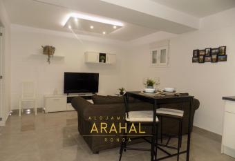 ALOJAMIENTO ARAHAL - RONDA allows 18 year olds to book a room