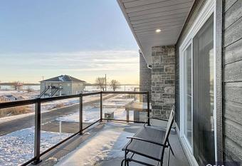 Luxurious River-view Townhouse has Balcony rooms