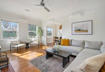 NEW Renovated Cottage on Oak has rooms with a private hot tub