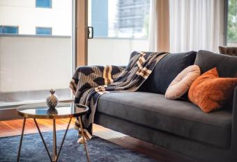 Lovely 2 bedrooms apt close to Westfield Doncaster TF70323 allows 18 year olds to book a room