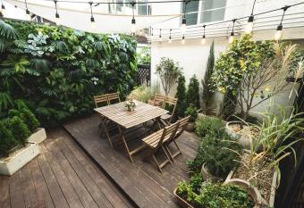 Hangan Gardening has Balcony rooms