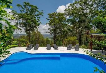 Mahalo BnB has rooms with a private hot tub