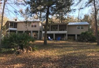 Santa Fe Landing Close Ichetucknee & Ginnie Springs has Balcony rooms