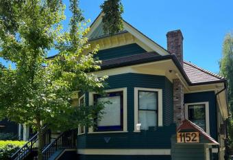A Gentle Hideaway In The Urban Forest West End Downtown Vancouver has Balcony rooms