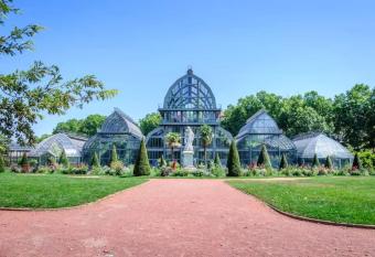 C  ur de Lyon, silencieux, lumineux (B) allows 18 year olds to book a room